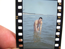 DDR Foto Negativ hübscher erotische Mann im Wasser badend 1968 Nr96