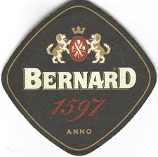 Bierdeckel Bernard Brauerei Humpolec, Firmen-Logo 2 stehende Bernhardiner Hunde