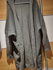 Grauer, langer Strickmantel