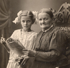 20/962 AK OMA ENKEL KIND FRISUR KLEIDUNG ZEITUNG BILDUNG STUHL ALTE MÖBEL 1914