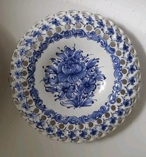 Blau-weißer Wandteller mit