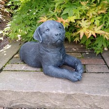 Steinfigur  schwarzer  Rottweiler liegend  Hund Dekoration Garten