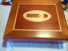 Humidor - Mahagoni Farbe - Maße 24cm x 20 cm x 8 cm  - Zigarren Intarsie oben