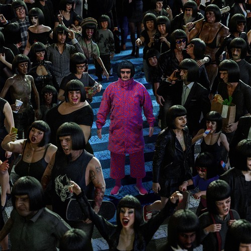 Oliver tree alone crowd - a,