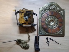 Altes Uhrwerk mit Zifferblatt aus einer Standuhr als Ersatzteilspender