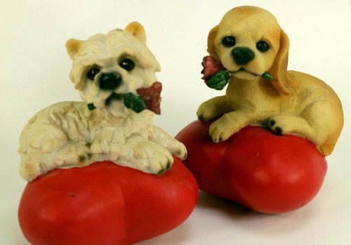 Figuren hund mit rose auf - 2,