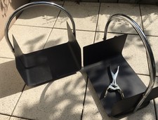 2 schöne elegante Kaminholzkörbe aus Metall inklusiver Holzscheiten-Zange 