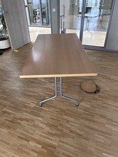 Klappbarer Konferenztisch