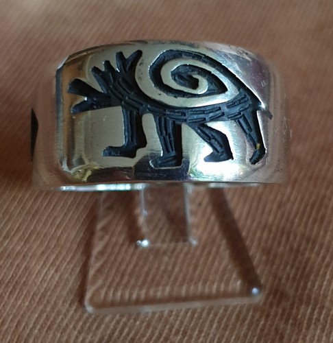 Ring mit symbolisiertem - , tier