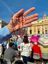 vier Rosenkranz Ketten mit Kreuz, gesegnet duch Papst Leo XIV.