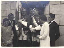 Foto Ansichtskarte Soldaten / Uniform / Florett / Fahne / Hochzeit / Feier