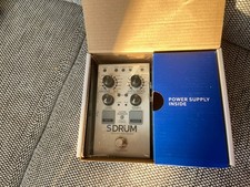 Genialer Drum Computer von DigiTech, mit dem an Gitarre & Bass gespielt wird