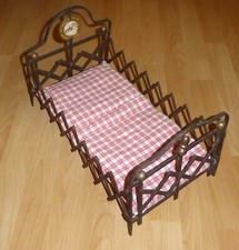 Ziehharmonika-Puppenbett mit Medaillon URALT Länge ausgezogen: 45cm
