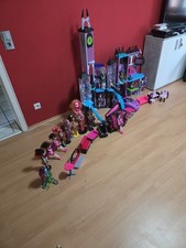 Monster High Schule/schloss  Mit  Zubehör Und Puppen