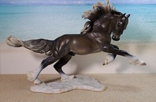 Resin Modellpferd Mulan Friese