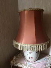 Alte Stehleuchte mit Keramikfuß in ovaler Vasenform, Schirm altrosa