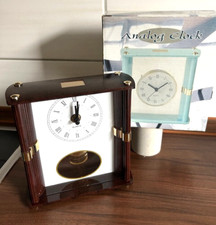 Analog Clock / Tischuhr Holzimitat-Gehäuse Table Clock Quartz m. Pendel