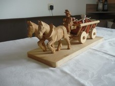 geschnitzte Pferde mit Wagen, Ladung und Kutscher