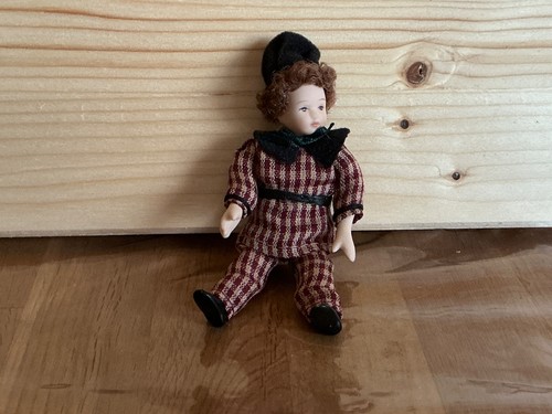 Puppenhaus sitzender junge - sitzender,