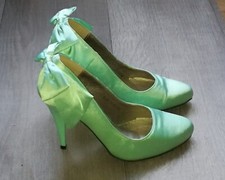 Spitze Pumps mit Schleifen..schönes glänzendes Mintgrün mit goldenem Fußbett..36