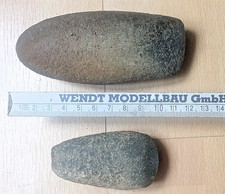 2 Steinzeitwerkzeuge (Steinbeil, Schaber etc.) aus Marokko