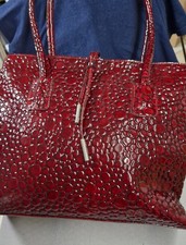 Schicke und vielseitige Tragetasche mit Krokodil-Print, bordeaux-farbig