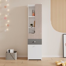 Hohes Bücherregal mit