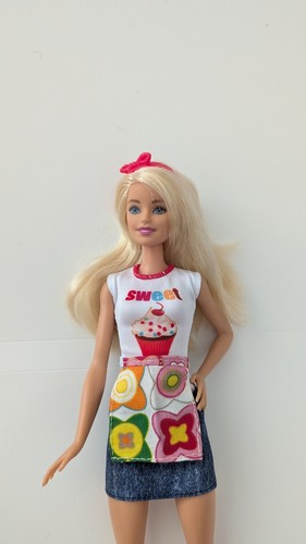 Barbie cupcake baker chef - barbie,