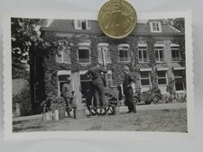 FotoLuftwaffe Soldaten mit Feldküche Gulaschkanone vor Herrenhaus