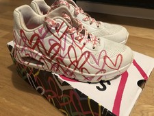 Skechers UNO – Spread the