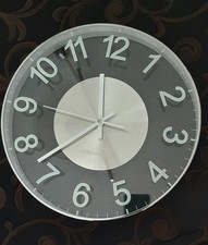 Wanduhr von Karlsson, transparentes Glas mit weißen Ziffern 