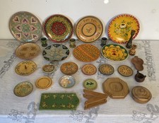 grosses Konvolut bemalte Holzteller, Kerzenständer, Eierbecher etc.