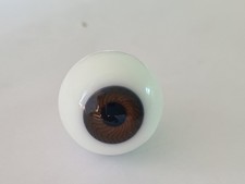 Altes braunes Puppenauge aus