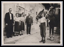 Ansichtskarte Schönes Familienbild mit Pferden