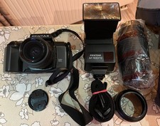 Pentax Spiegelreflexkamera mit Aufsteckblitz, Autofocus und Zubehör