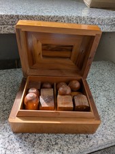 Schöne Holzkiste mit Holz