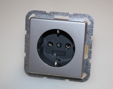 Gira E 20 E 21 Steckdose in Edelstahl