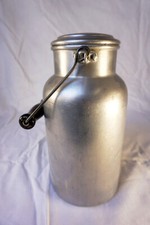 Alte große liter - liter, milchkanne