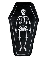 Skelett im Sarg als Dekokissen