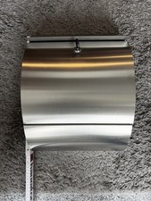Moderner Briefpostkasten aus Edelstahl mit Zeitungsrolle