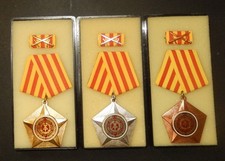 3 DDR Kampforden Verdienste um Volk und Vaterland mit rot band  1.Satz