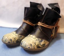 TMA Eyes, Stiefeletten