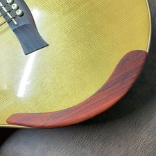Gitarrenauflage aus Holz für
