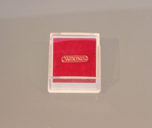 Wiking modelle logo pin - █►,