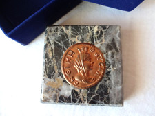 Medaille , bronze auf Mamorsockel , griechische Göttin?