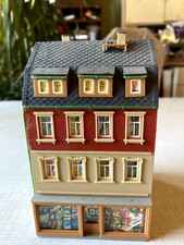 Wohnhaus mit Ladenzeile (alt) - 3 Etagen - Eisenbahn - Spur H0 - 7,5 x 8,5 x 13