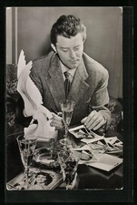 Ansichtskarte Schauspieler Gerhard Philipe gibt Autogramme 