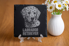 Blumen-Hundeporträt Schiefer – Labrador Retriever, Wunschname
