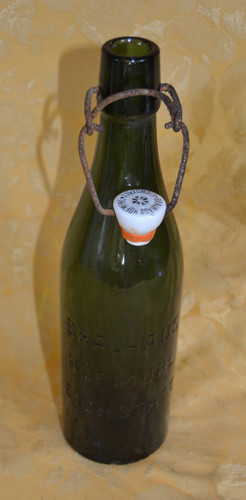Alte bierflasche mit prägung - bierflasche,