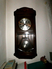 Wanduhr aus Holz mit Pendel